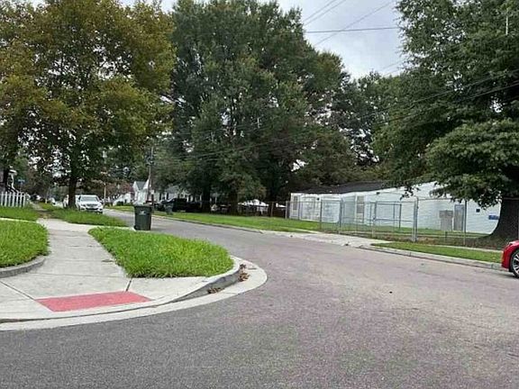 Exterior Neighborhood (street photo)