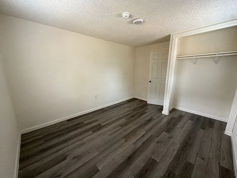 2410 Englewood Ave — Photo 24