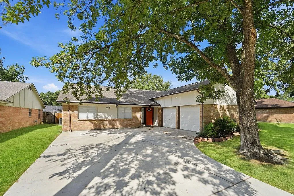 3 bed, 2.0 bath, 1989 sqft, $1,800 — Photo 2