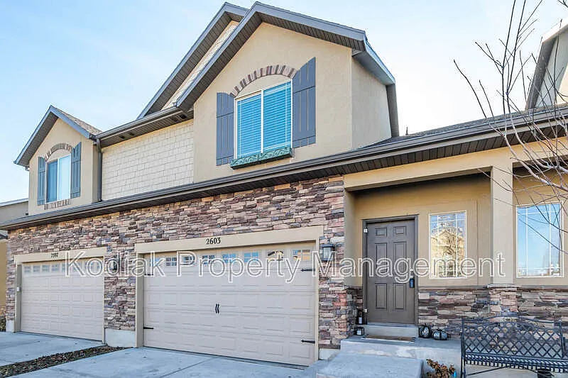 3 bed, 2.5 bath, 2033 sqft, $2,350 — Photo 3