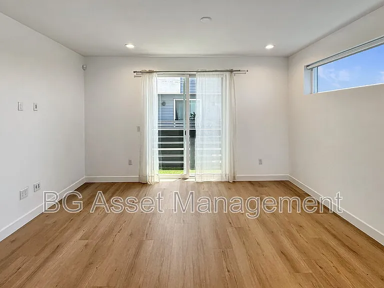 3909 Wattling St — Photo 9