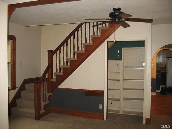STAIRWAY TO BEDROOMS