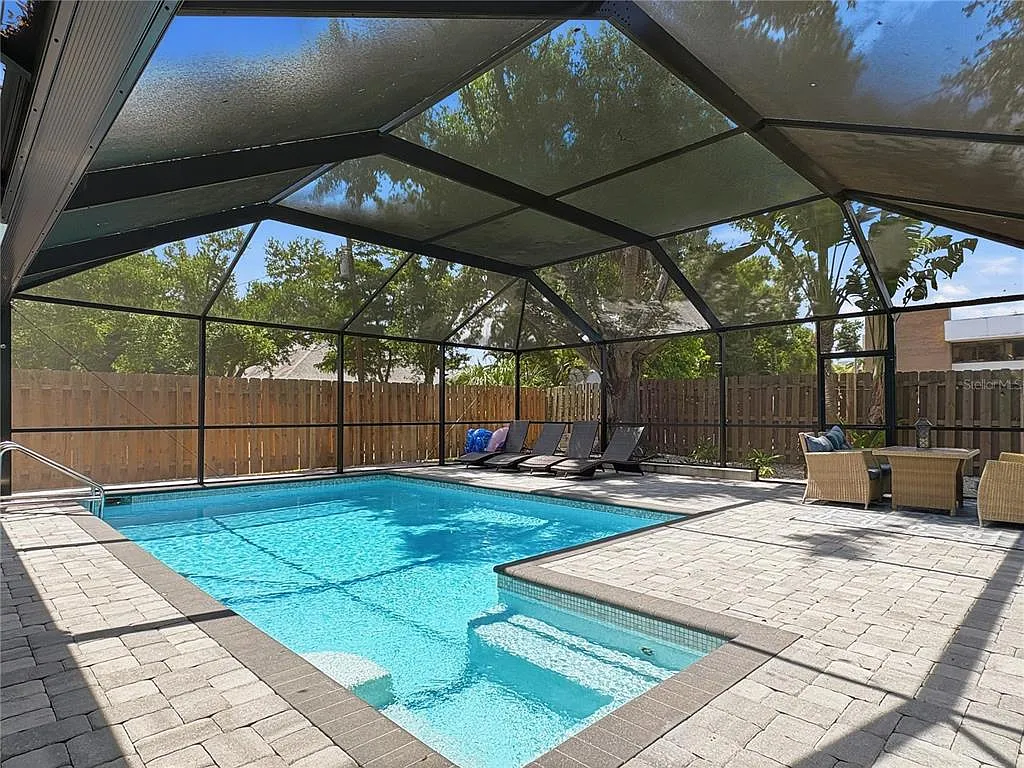 3 bed, 2.0 bath, 1263 sqft, $4,000 — Photo 2