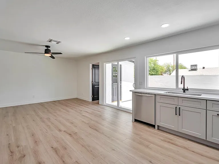 906 W Colgate Dr — Photo 7