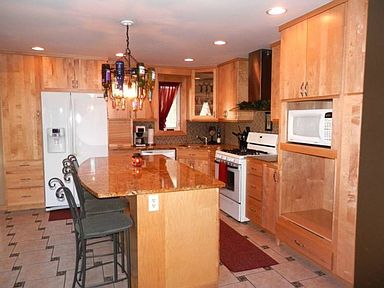 Very nicely done kitchen offers an island & all major appliances plus granite countertops