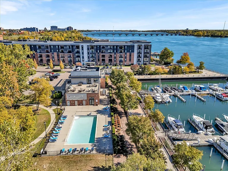Waters Edge Apartments of Harbortown — Photo 32