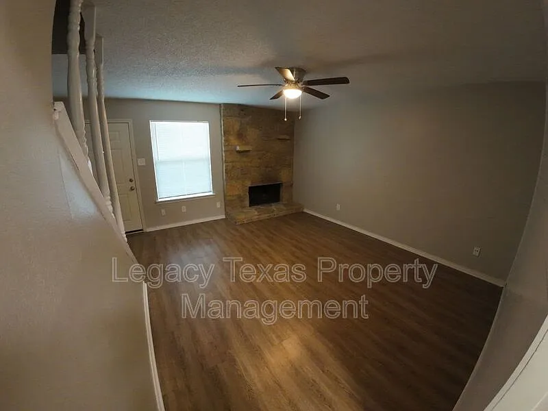 2 bed, 1.5 bath, 1000 sqft, $1,250 — Photo 2