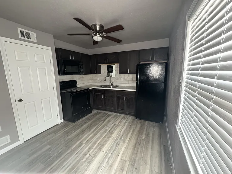 2826 Cedar Cir #1 — Photo 4