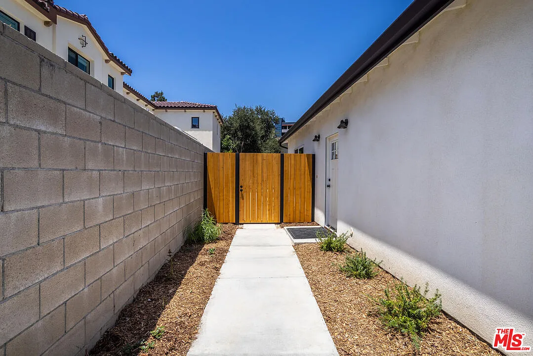3 bed, 2.0 bath, 1100 sqft, $3,995 — Photo 4