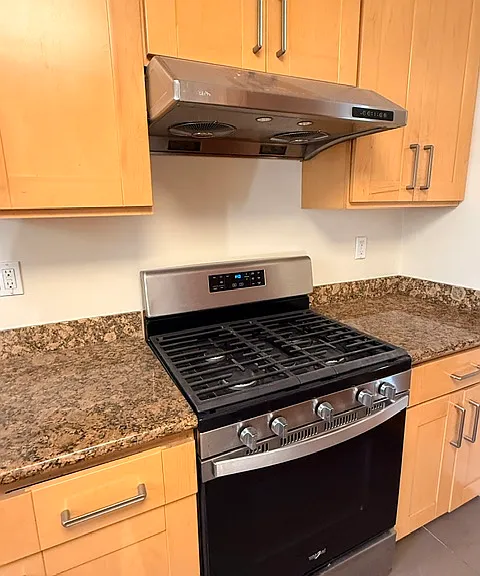2840 Greenwich St — Photo 3