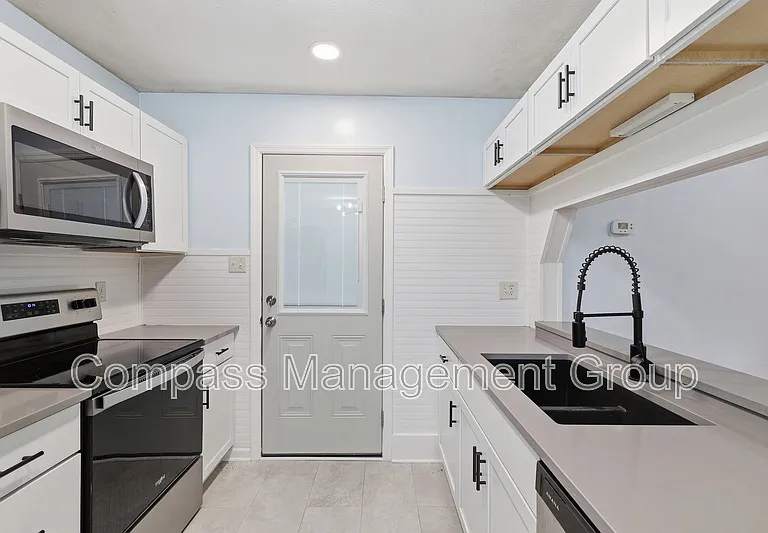 7668 Chatham Cir — Photo 16