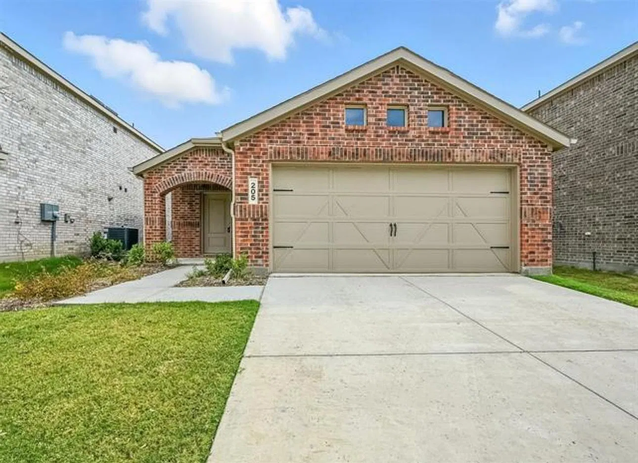 4 bed, 2.5 bath, 1880 sqft, $2,400 — Photo 1