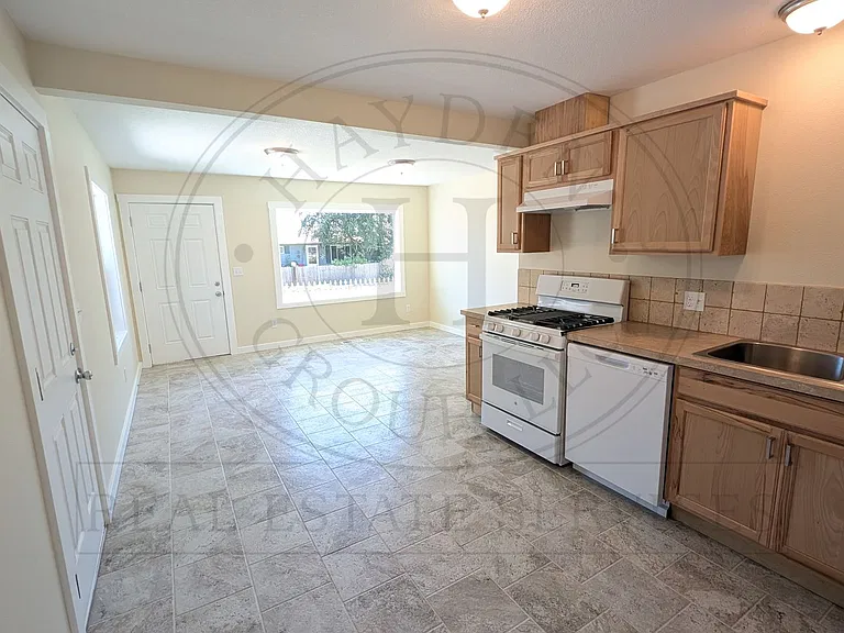 625 SW Dennis Ave — Photo 9