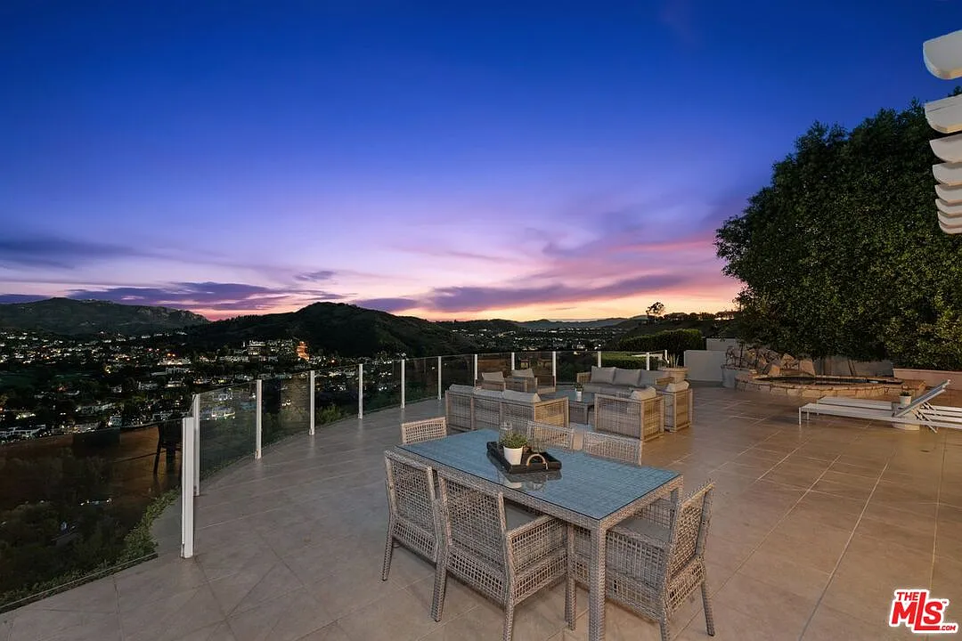 4 bed, 3.5 bath, 4139 sqft, $13,500 — Photo 4