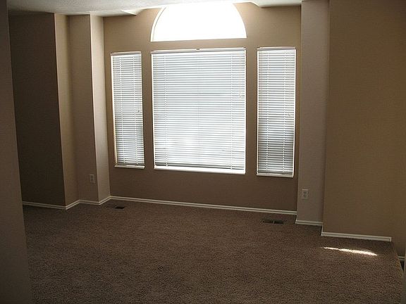 Large Livingroom with bay window