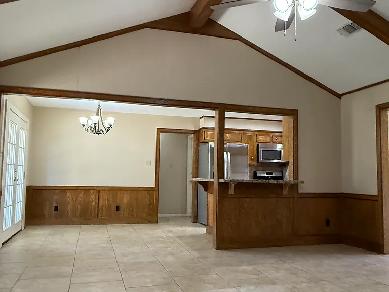 Family room to eat-in room view