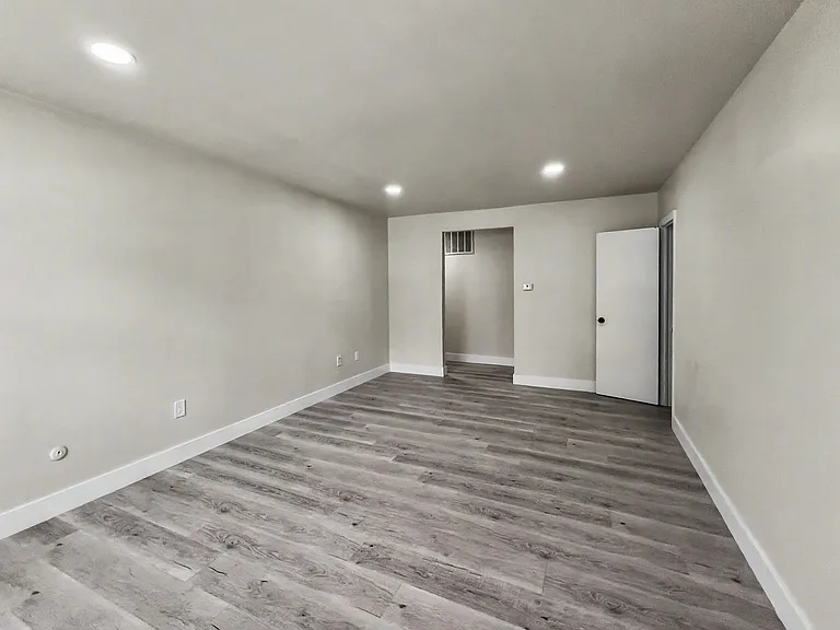 200 E Maple Ave — Photo 39