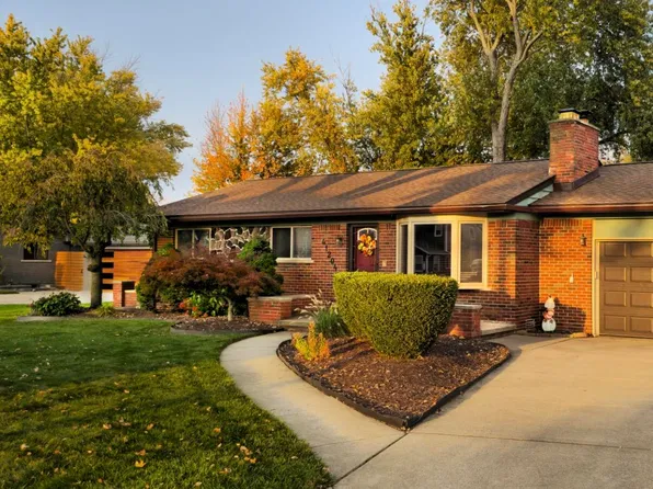 41204 Belvidere St, Harrison Township, MI 48045