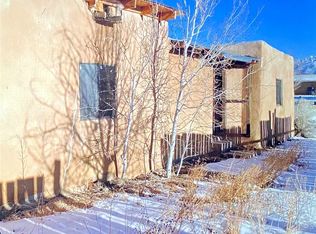 621 Mares Ln, Taos, NM 87571