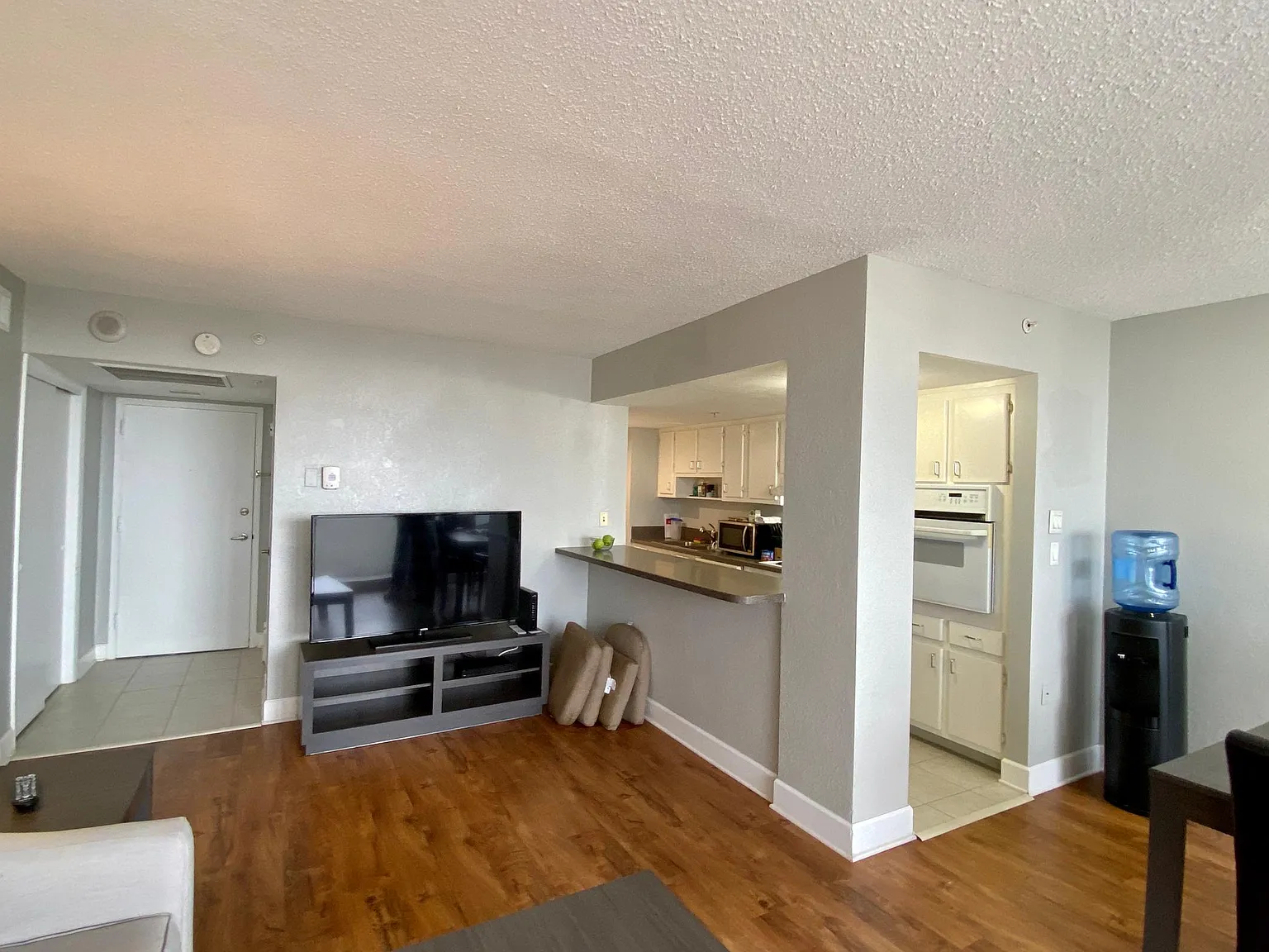 2 bed, 1045 sqft, $2,690 — Photo 4