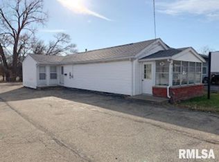412 E War Memorial Dr, Peoria, IL 61614