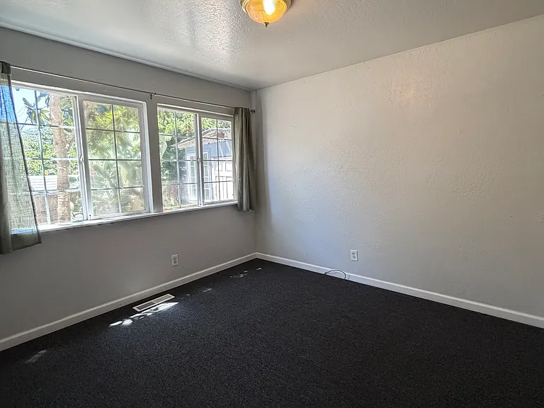 1829 Kinsley St — Photo 29