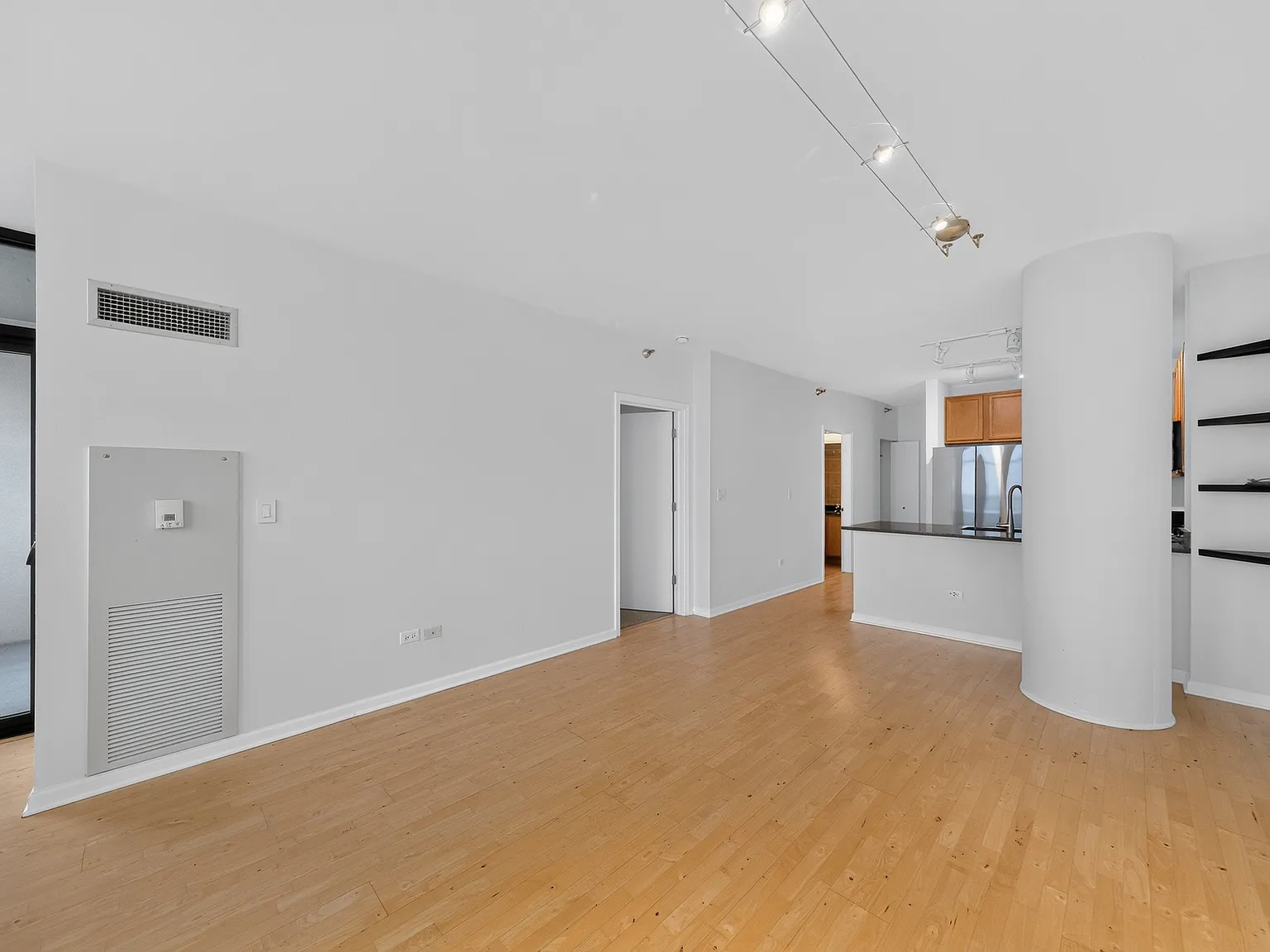 1 bed, 725 sqft, $2,440 — Photo 3