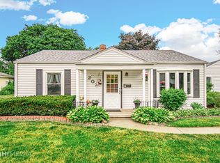 202 Spring Ct, Roselle, IL 60172