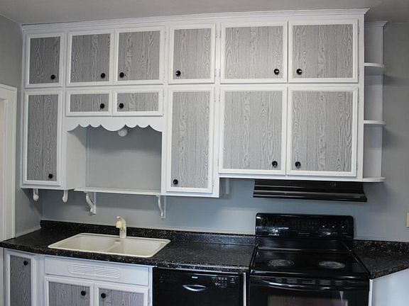 3rd image of 915 12th Ave S