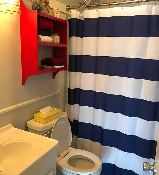 Full bathroom, newly renovated winter of 2023