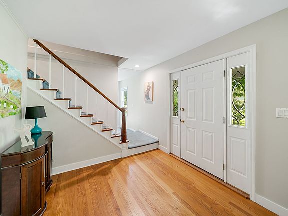 3rd image of 707 Glenshire Rd