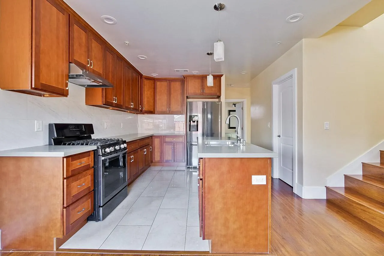 1 bed, 230 sqft, $2,050 — Photo 2