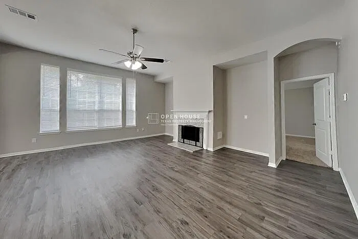 3 bed, 2.5 bath, 2403 sqft, $2,400 — Photo 3