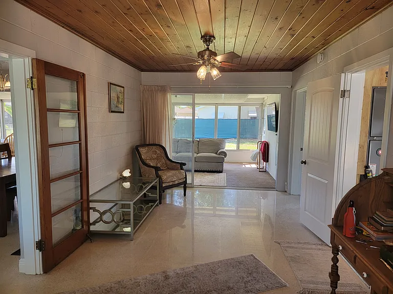 219 Crescent Ct E — Photo 13