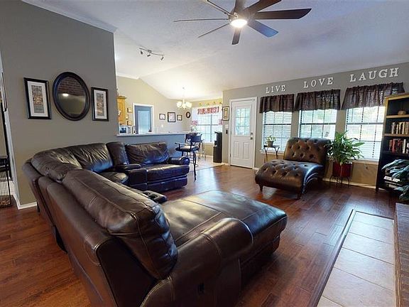 3rd image of 908 Brown Dr