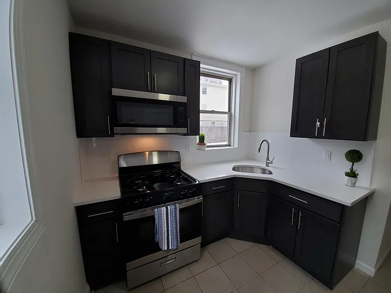 317 William St — Photo 2