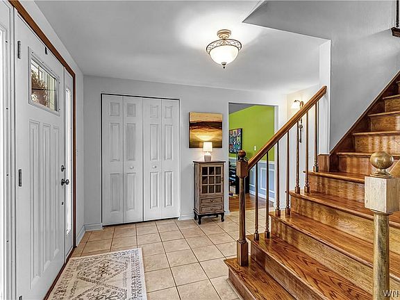 3rd image of 153 Foxpoint Dr W