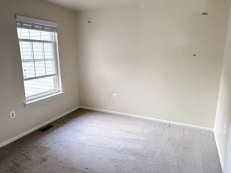921 Bentley Ct — Photo 10