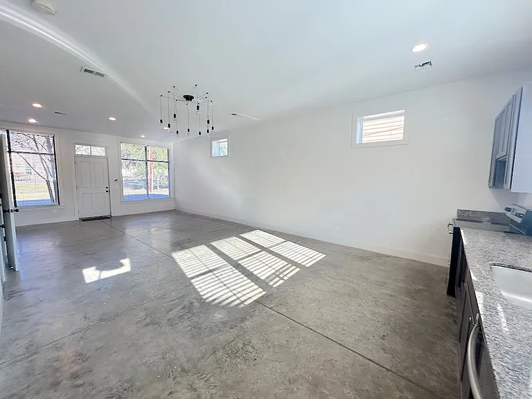 1212 E Broad St — Photo 4