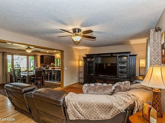 3rd image of 940 Fairview Ln