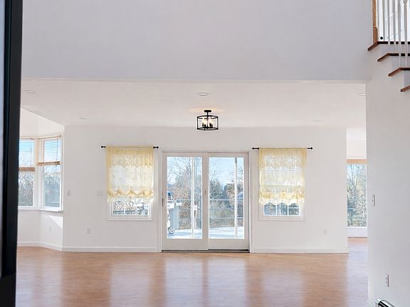 Entry Foyer
18'6" x 29'6"