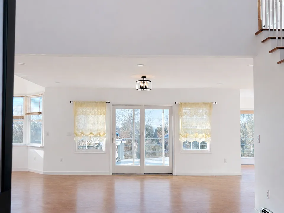 Entry Foyer
18'6" x 29'6"
