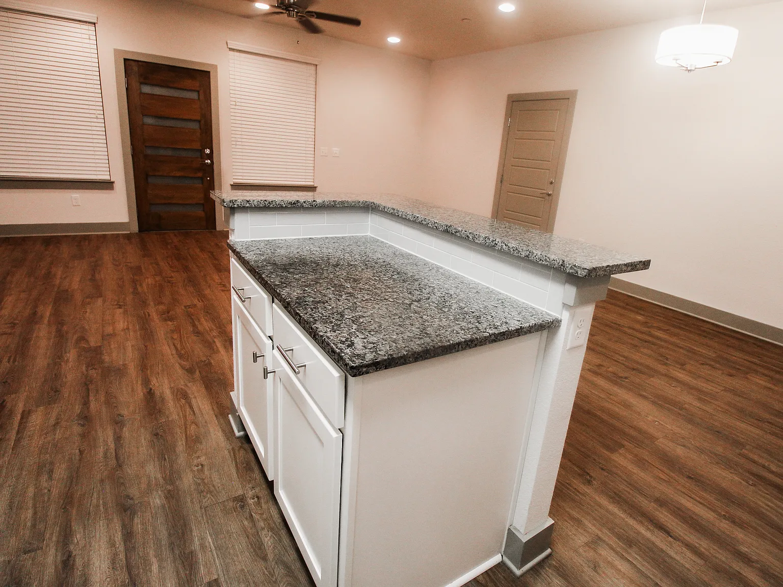 2 bed, 981 sqft, $1,675 — Photo 2