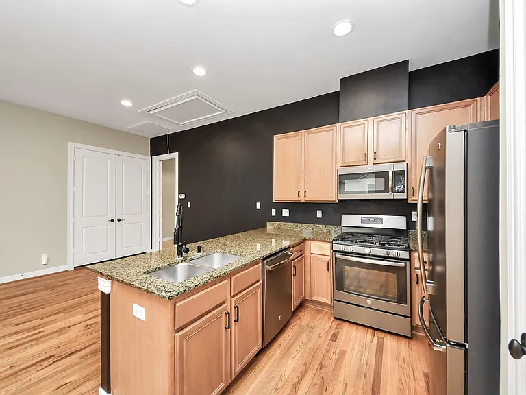 3813 Centerplaza Dr — Photo 12