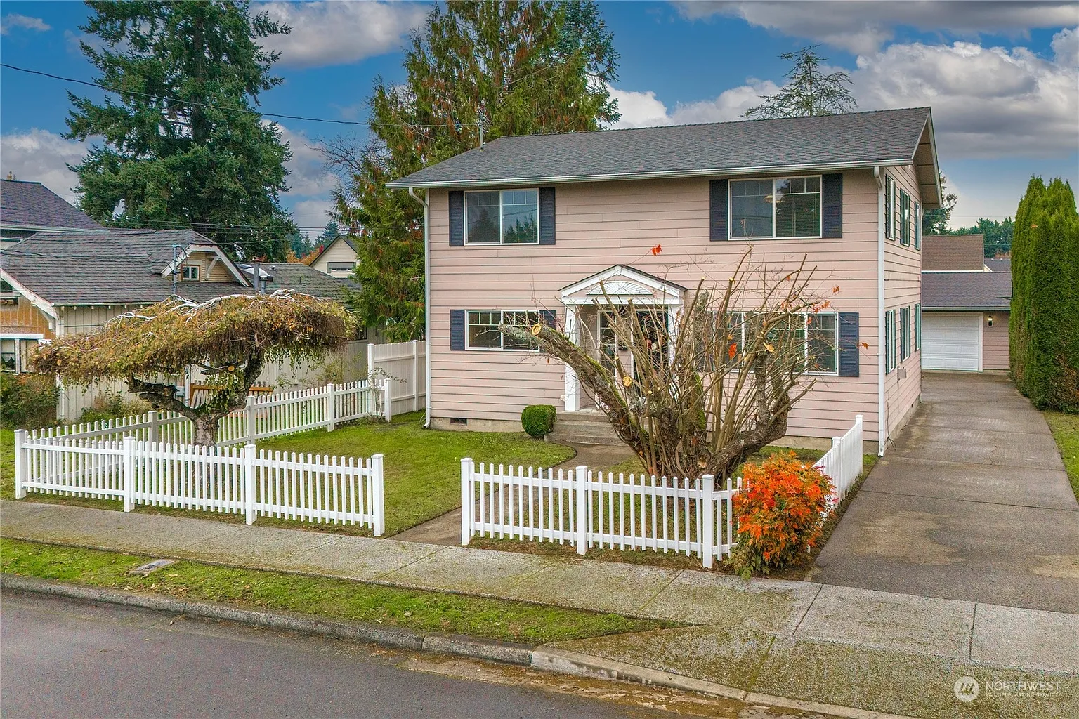 715 6TH Avenue NW photo 1