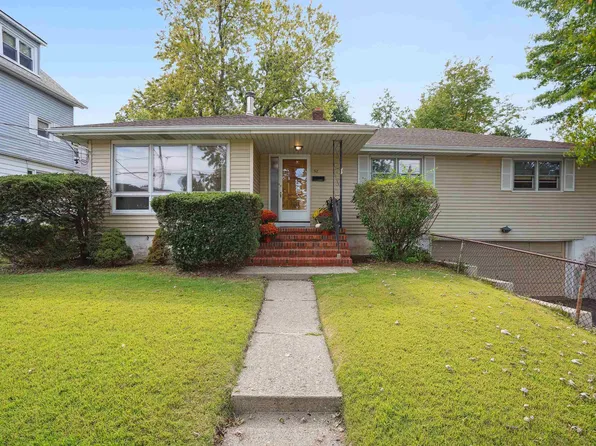 92 Ackerman Ave, Saddle Brook, NJ 07663