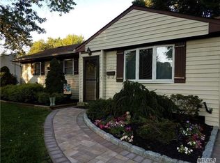 2811 Falcon Ave, Medford, NY 11763