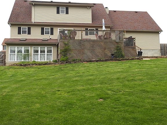 3rd image of 836 Meadowcrest Cir