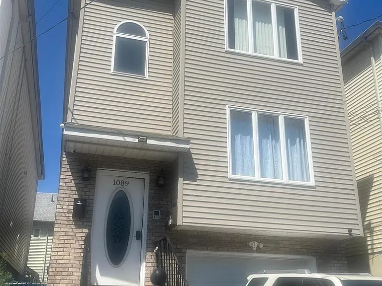 1089 Magnolia Ave — Photo 1