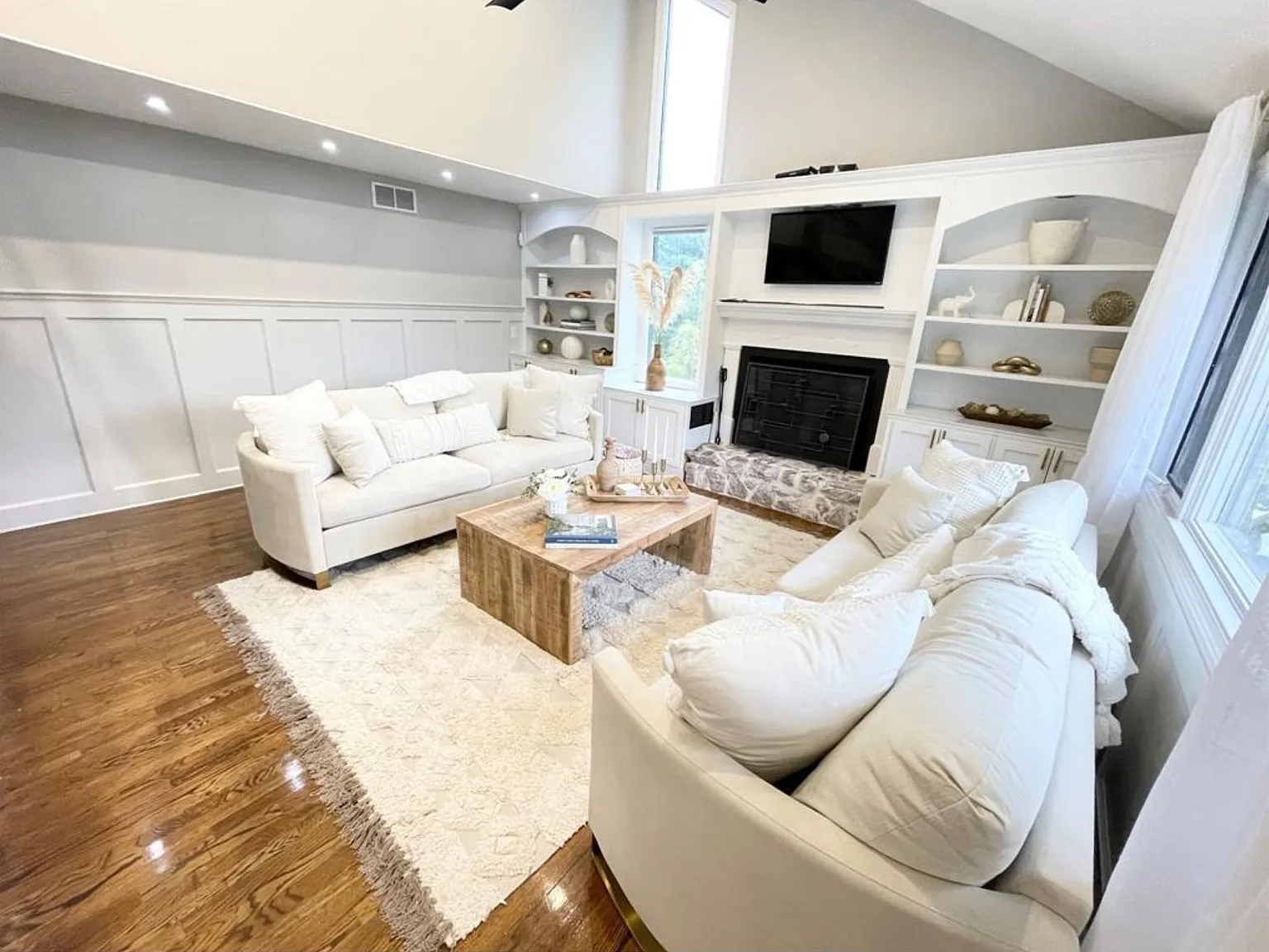 Luxurious Renovated, 5 Bedroom, 5 Bath, Colonial,In-ground Pool — Photo 3